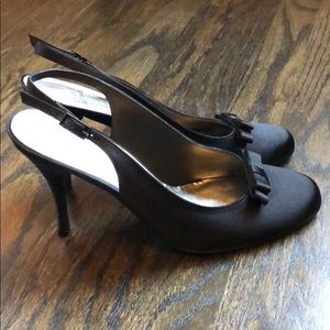 NEW Stuart Weitzman black satin bow heels